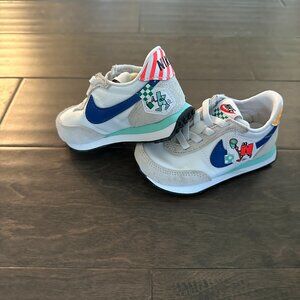 Nike Toddler Sneakers – White/Blue with Graphic Accents (Size 5C)